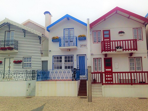 カラフルな家が立ち並ぶ海辺の街「コスタ・ノバ」0